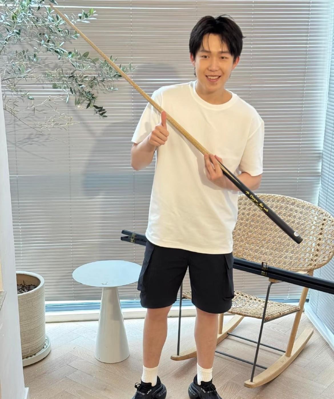 看到一个特别搞笑的……
今天一天耶在家里就是：
“媳妇儿 你看到我杆了吗”
“媳