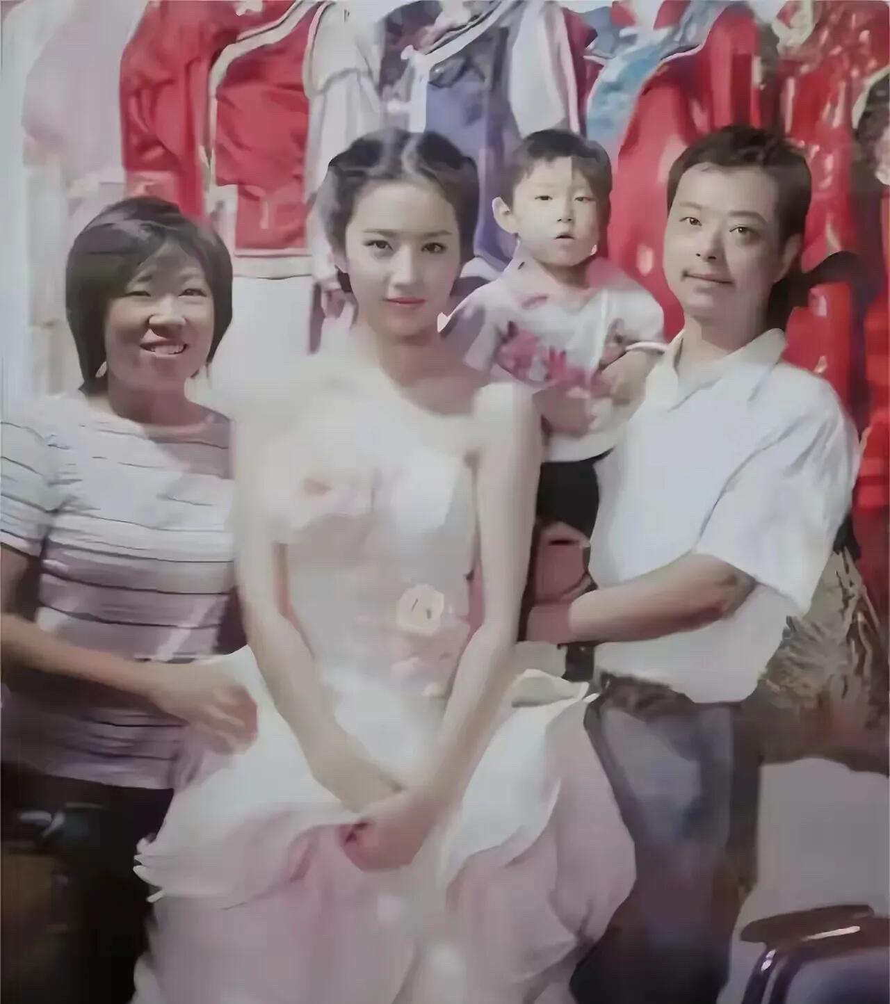 照片中的女孩是真美，年轻时美得惊为天人！在那个时候没有美颜和滤镜，椭圆形的脸蛋，