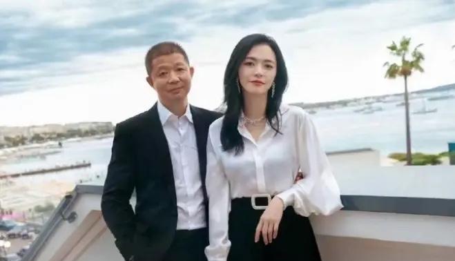 姚晨后面这位男士是谁？