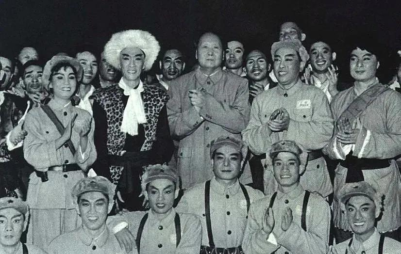 1970年，毛泽东主席接见《智取威虎山》剧组全体演员，并同他们合影留念。