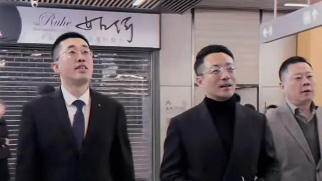 汪小菲回京与小井并排吃饭，是不是看到了曾经被床垫错付的自己
