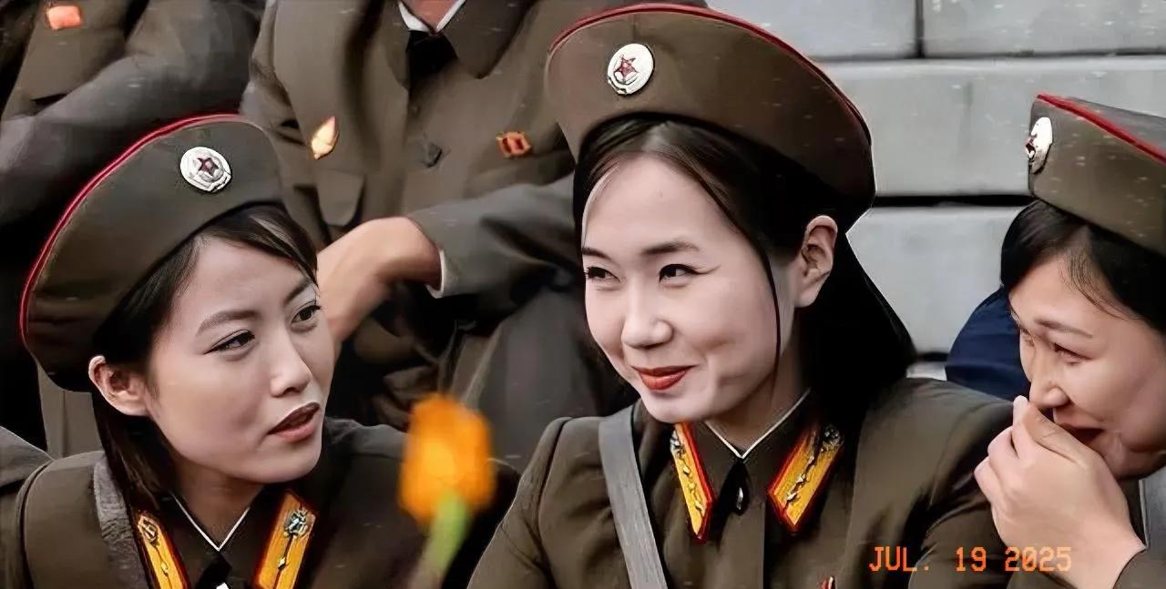 朝鲜人民军女战士，正在说悄悄话。她们的军装几十年来没有任何变化。