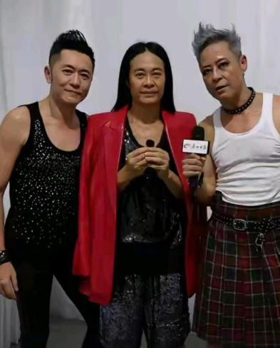 草蜢三人组是梅艳芳当年很看重的徒弟，受这位百变歌后的影响，他们在舞台上的服装设计