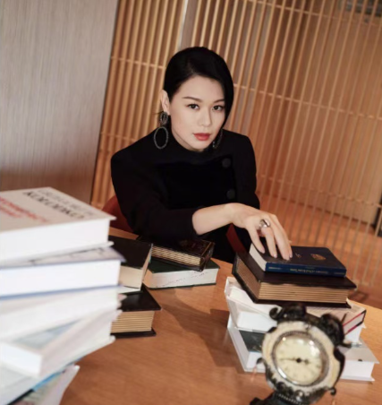 剧中她的戏份大多围绕家庭展开，日常对话和生活细节都被演绎得非常自然，让观众很容易