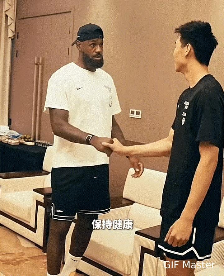 崔永熙和詹姆斯开玩笑，让他再打5年，詹姆斯连忙摇头拒绝了。
不过以詹姆斯这体格，