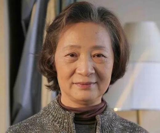 1941年她出生于上海市，是中央戏剧学院表演系科班出身，毕业后作为话剧演员留在北