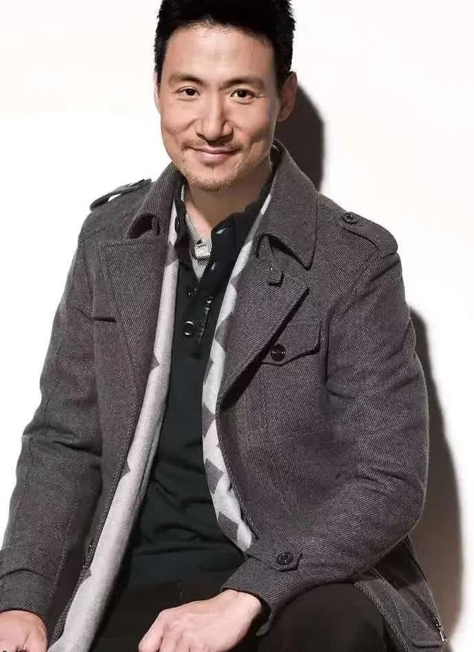 主持人问王晶:“四大天王里，在感情方面谁最专一？”王晶说:“张学友最专一，是专一