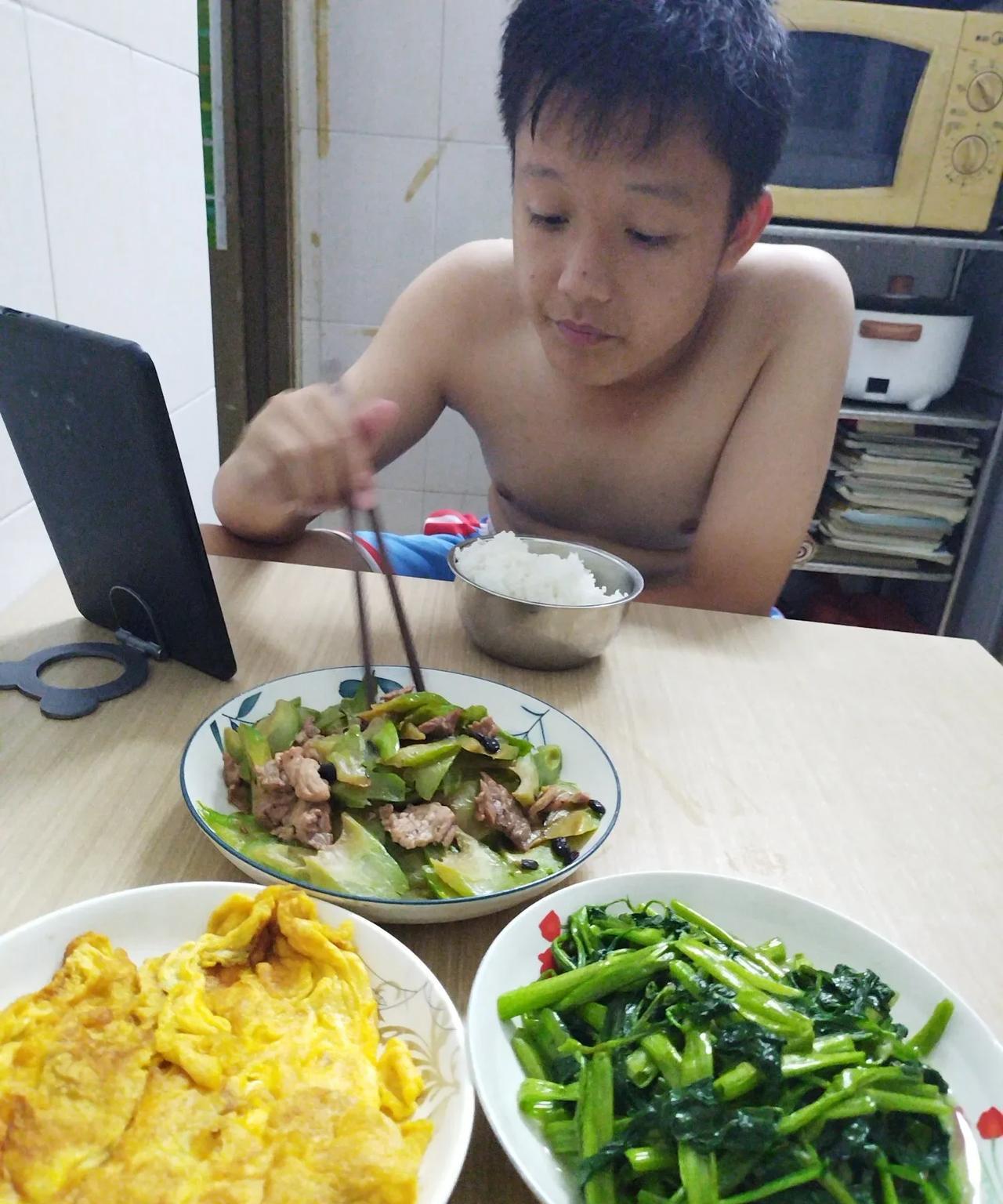 兄弟姐妹们，15岁的大小伙只会做这些简单的饭菜，是属于能干？还是很普通？
#会做