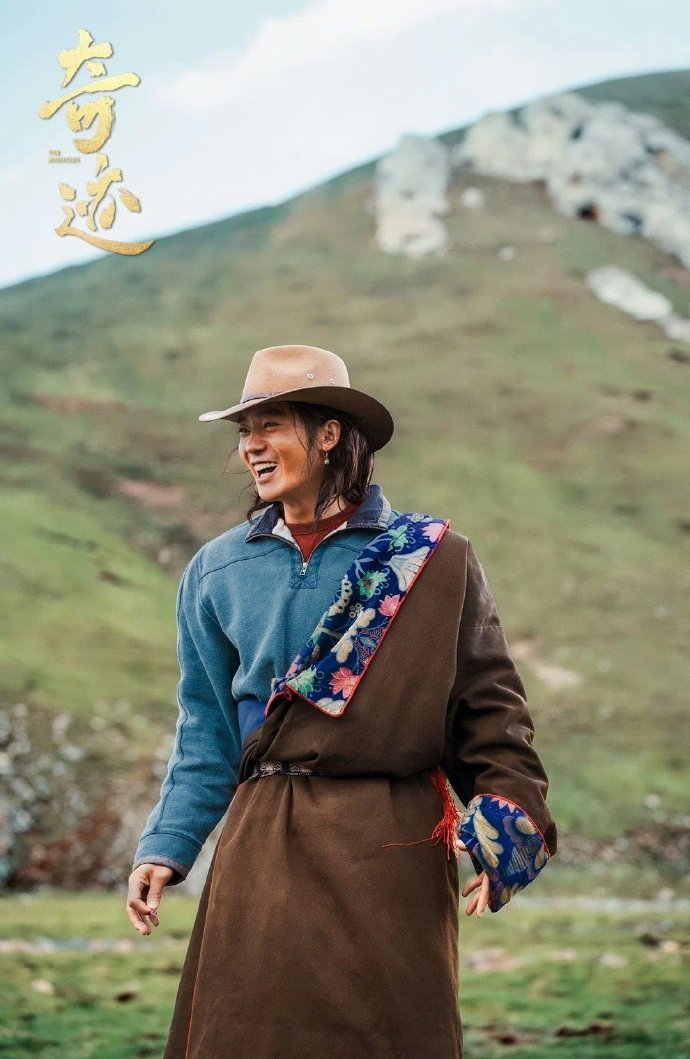 这哪是演戏，分明是于适在“沉浸式放牛”！从小牛戴花的童趣，到说话时拿捏到位的当地