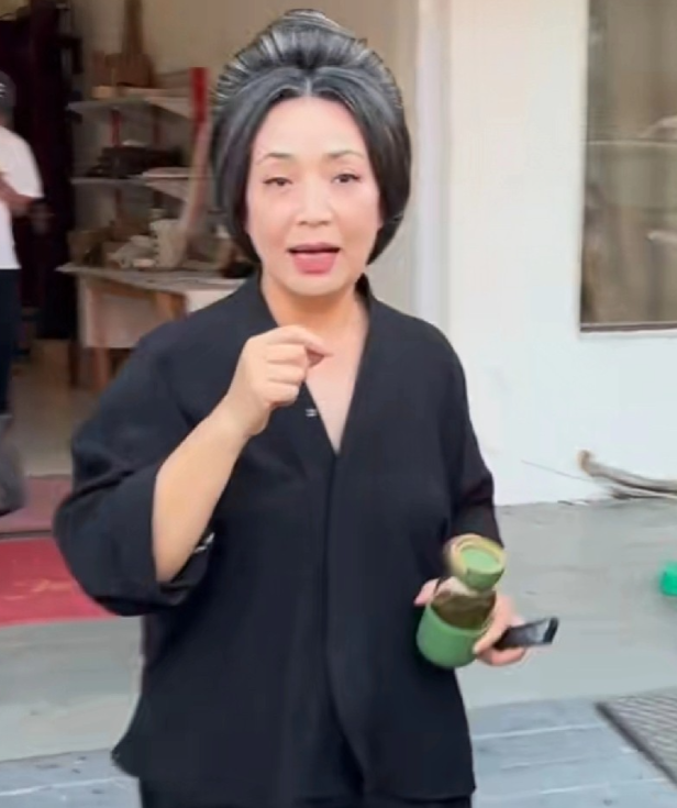 老戏骨戴春荣在剧组被代拍跟拍，她十分不解的对代拍说：“我一个老太婆有什么好拍的？