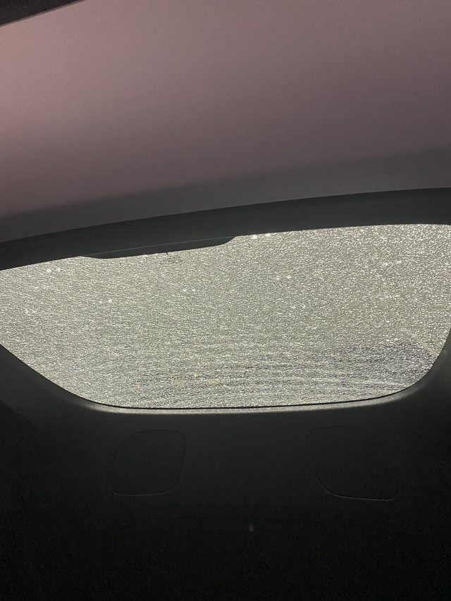 后窗玻璃自爆
开着都挺好，昨晩下班开在路上，巨雷一声响，吓一大跳，以为是轮胎爆了