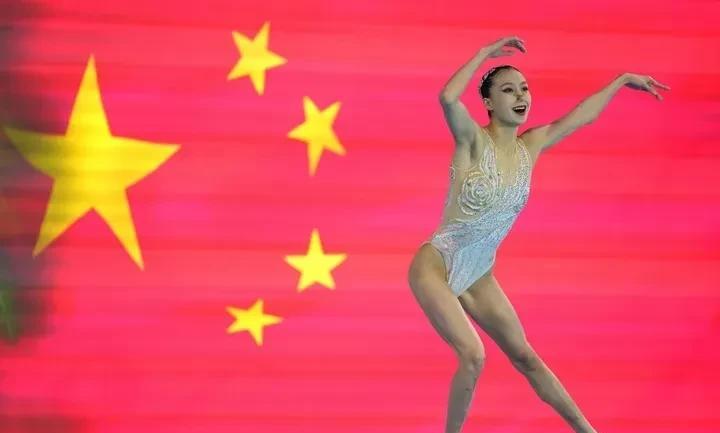 在新加坡2025年世界游泳锦标赛花样游泳女子单人技术自选决赛中，获得冠军的中国选
