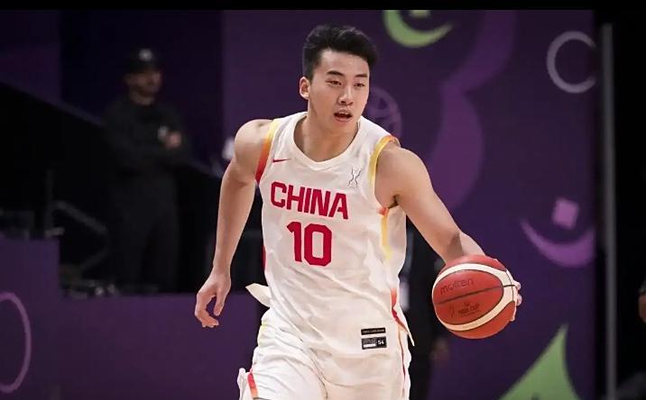 郭士强痛骂王俊杰！
中国男篮与沙特男篮的比赛中，王俊杰在防守时被对手造成一次3分