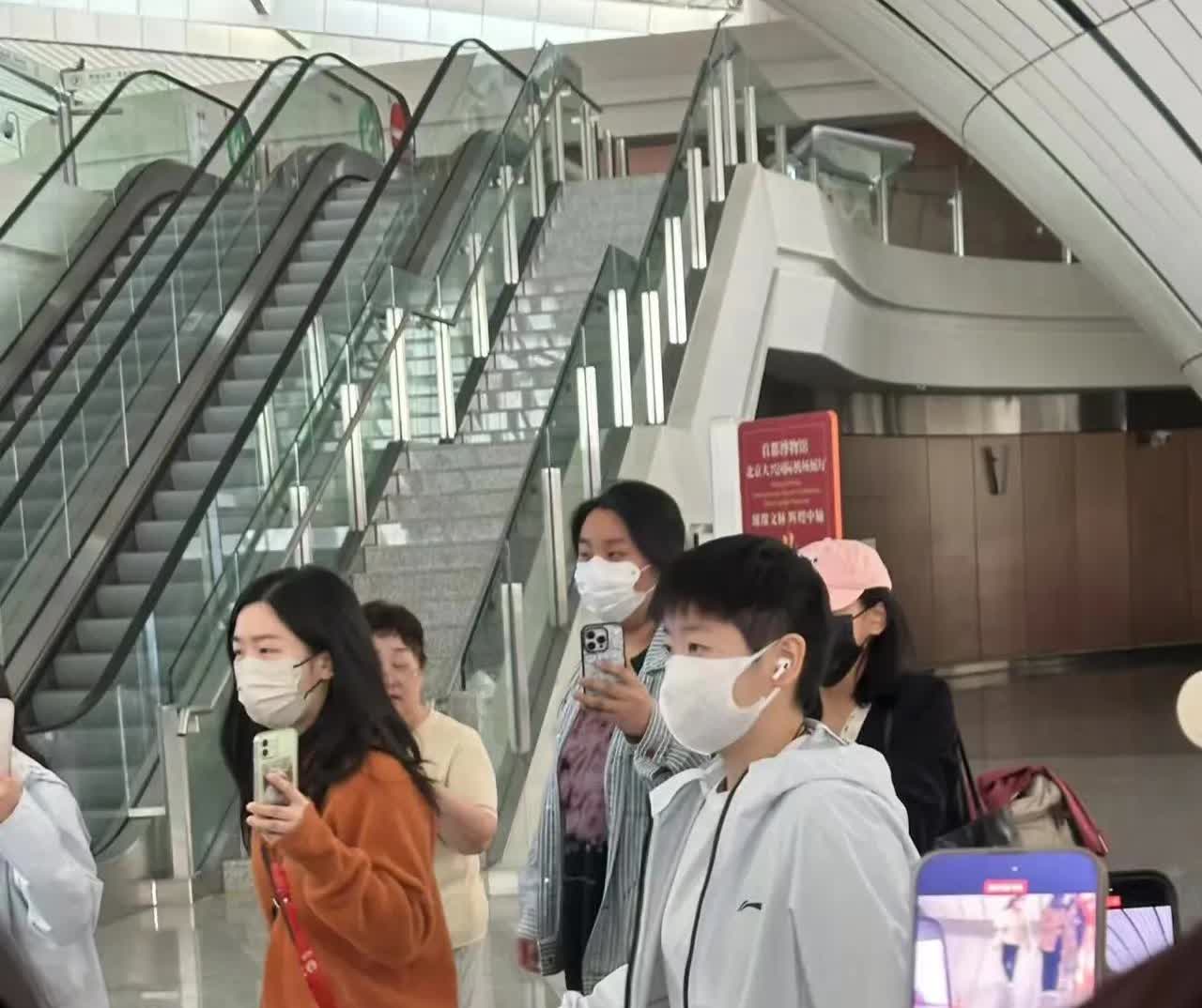 笑不活了，莎莎的小短腿走的还挺快，旁边的粉丝一路小跑才能跟得上他的步伐。
面对