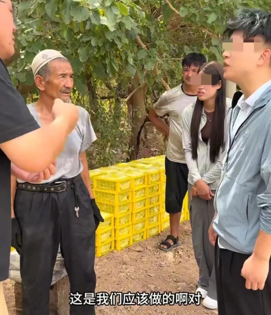 每一个助农背后都有个“感人”的故事，小松这次去吐鲁番助农卖葡萄也不例外： 农户老