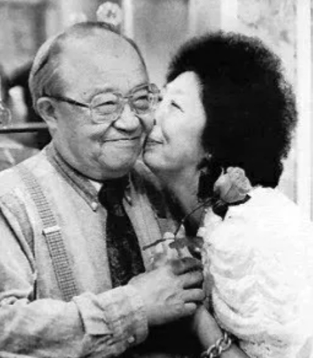 1984年春节前夕，某天晚上，乔羽老爷子已经睡下了。门外却传来“咚咚咚”的敲门声