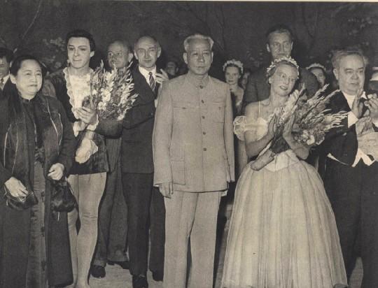 1959年，新中国成立十周年庆典期间，宋庆龄、刘少奇与苏联大剧院芭蕾舞演员的合影