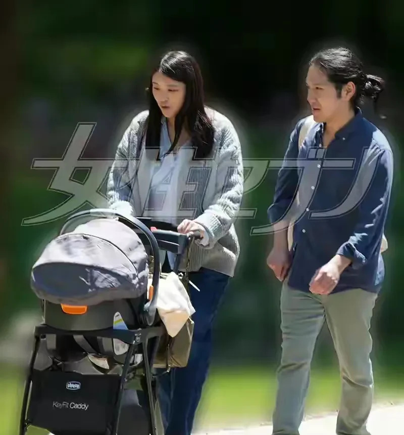 真子公主美国带娃真不容易











天呐！真子公主竟然在美国街头推着