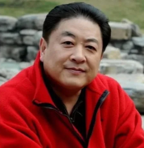 2010年，50岁的刘斌三婚娶了马蓉的闺蜜王丽君，可没多久，不甘寂寞的王立君被爆