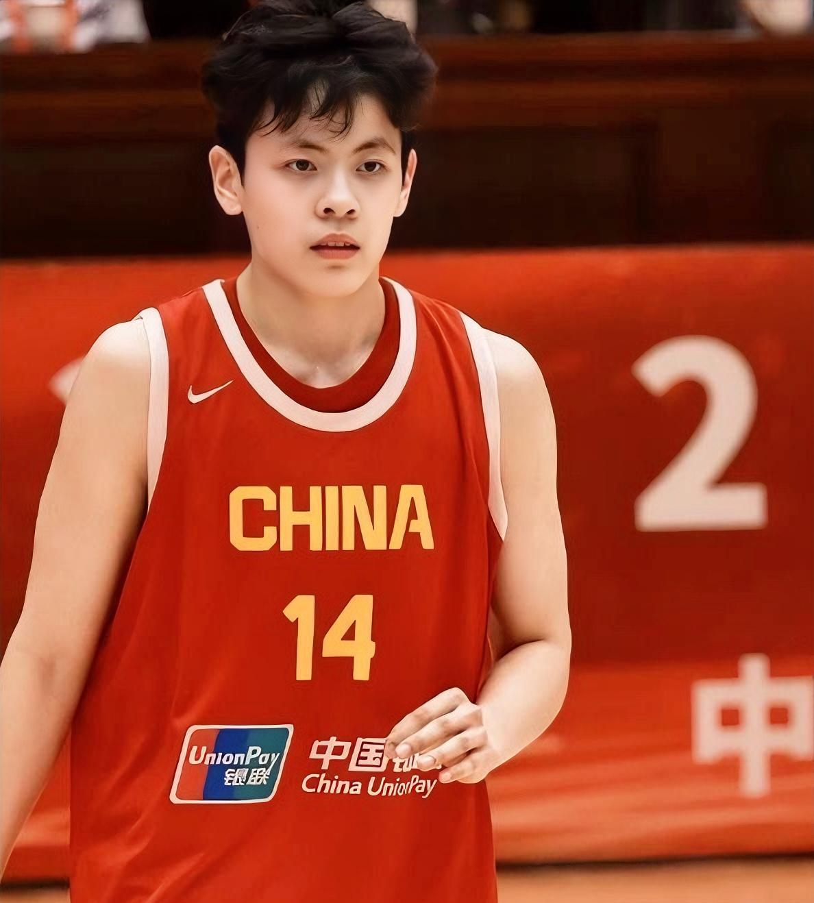 看了中国女篮与日本女篮的比赛，必须重点培养这名外线球员杨舒予，随着王思雨、杨力伟