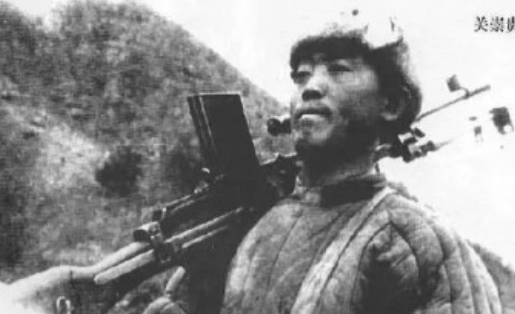 1951年，美军飞机低空扫射我军阵地，一个急红眼的战士端起机枪往天上射了14枪，