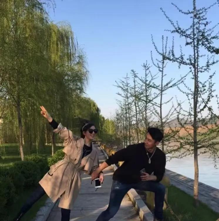 黄景瑜说：“我对另一半的要求就是腿长屁股翘的，身材比例一定要好的长发美女。”
当