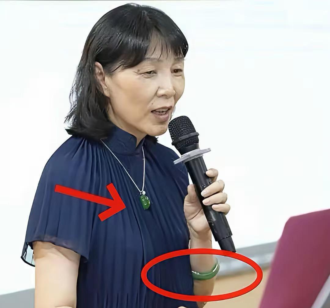 杜建英恐怕要被气哭了，
不是因为斗不过大公主，
也并非是老宗死都不肯做DNA，而