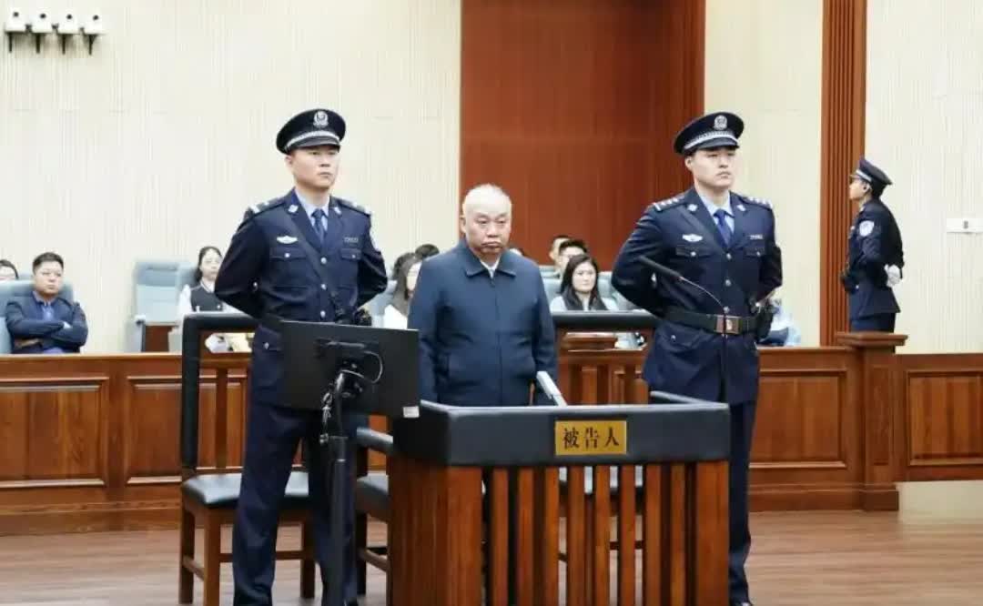 执掌万亿烟草帝国的国家原烟草专卖局局长凌成兴获刑十六年
 
 5月21日，长