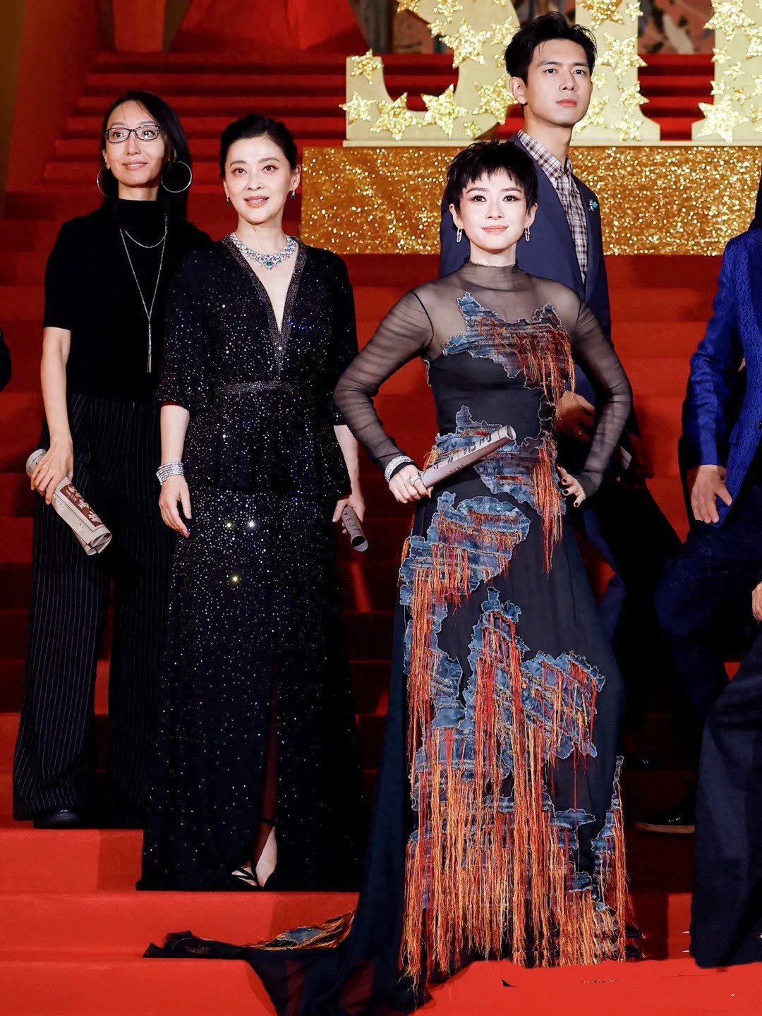 梅婷回京老公接机，曾剑一身黑色“老人味”很重，俩人牵手像父女