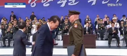 尹锡悦落得如今众叛亲离的下场，纯粹是自作自受！在自家国土上，堂堂一国总统竟对着驻