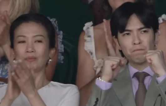 萧敬腾和妻子一同观看温网比赛！
7月13日，萧敬腾和妻子Summer一同现身温网