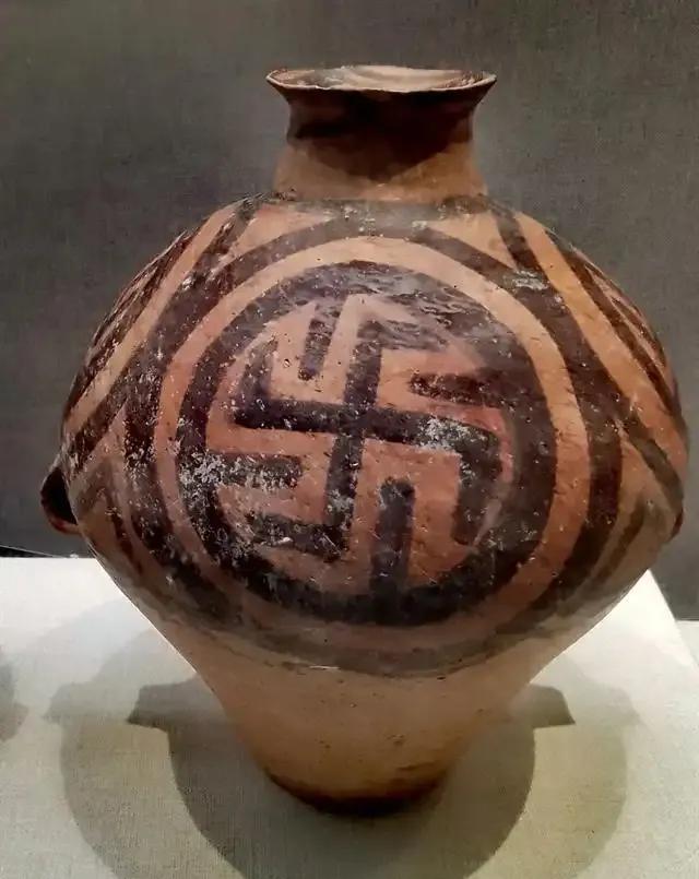 人可以无知，但不能这么无知
马家窑彩陶上有万字纹，就是佛教的万字符号，有人居然开