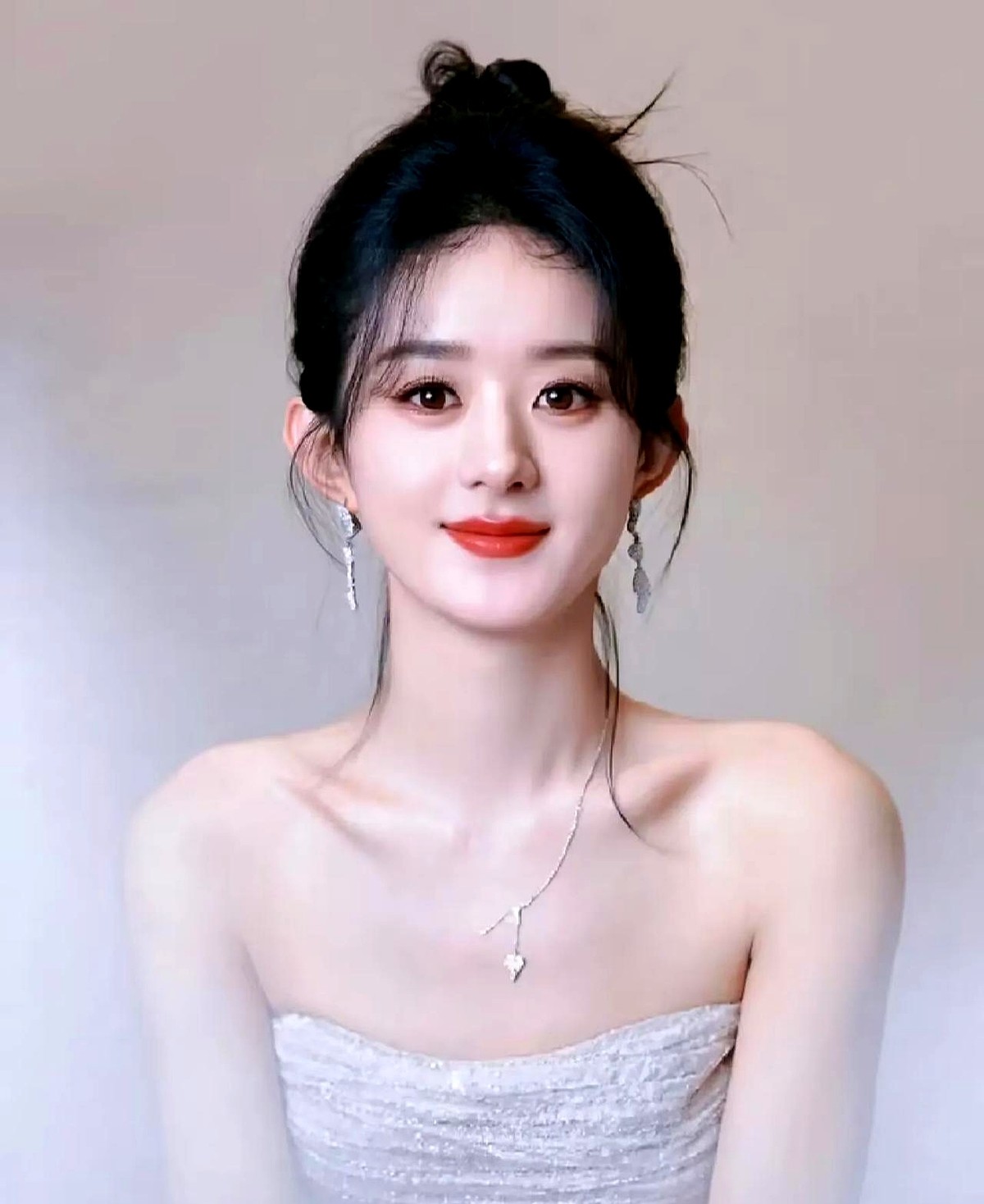 记者问赵丽颖：“你想不想把孩子的抚养权抢回来？”赵丽颖说：“不想，有专门帮我带孩