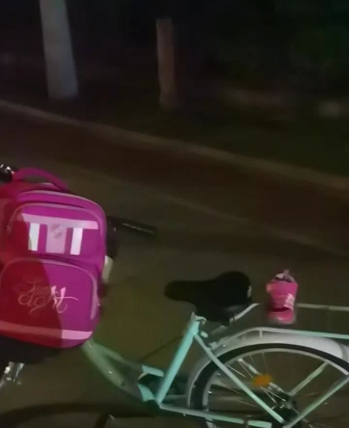 昨天（6月18日）晚上10点，一哥们在湖南长沙芙蓉南路，见到一辆单车、一个书包和