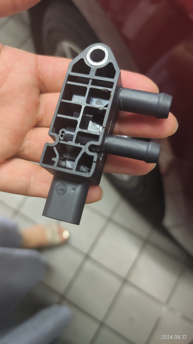 威朗Pro更换压差传感器
今天首保去4儿子店，没想到路上出现了发动机故障码，到4