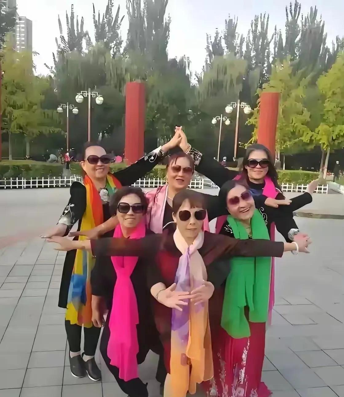 这就是如今退休大妈的生活，看看这几位大妈把自己打扮的如此时髦，可以缺乏时尚感，一