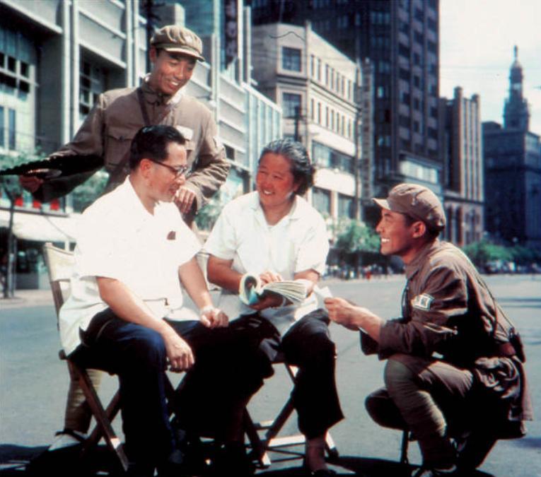 1964年电影《霓虹灯下的哨兵》工作照，左一摄影师黄绍芬，左三导演王萍