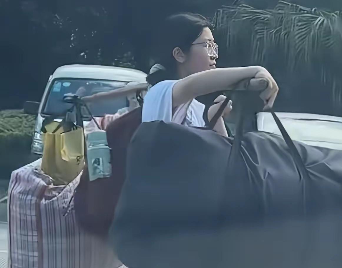 广西桂林挑扁担回家的高考生，之所以引起关注，不在于她肩上的扁担，贵在这个女孩子知