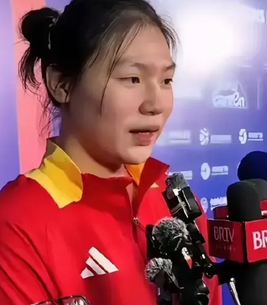 小二传张籽萱的失误有点离谱了
  张籽萱，从第一次上场打球，就知道这个小二传是非