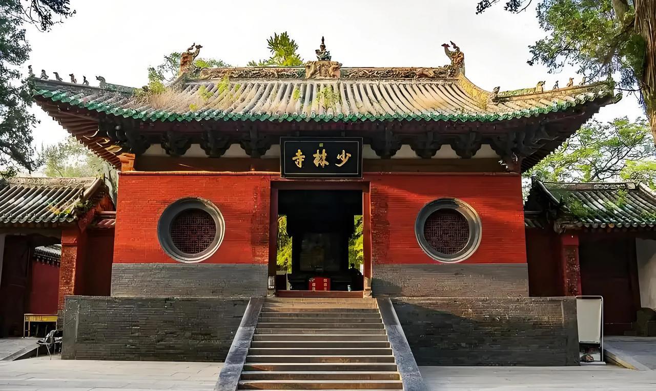 烧香能买功德？当善行沦为“香火税”，信仰还剩几分真？
“烧高香、捐功德，真能换来