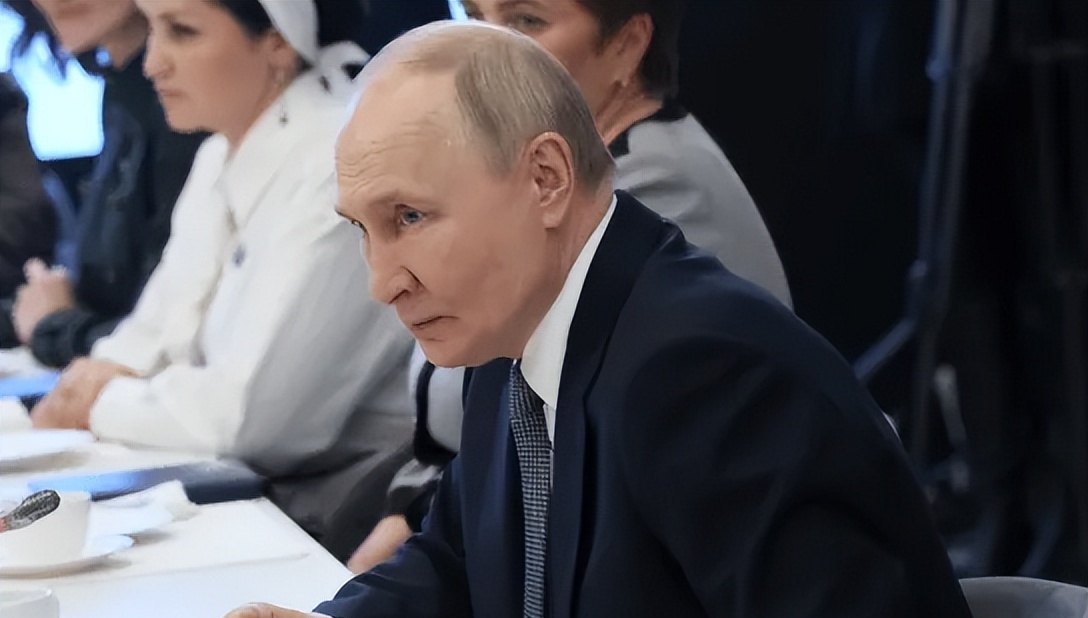 和乌克兰决战在即，普京却遭人勒索？



俄罗斯后院失火，阿塞拜疆要出手了。
