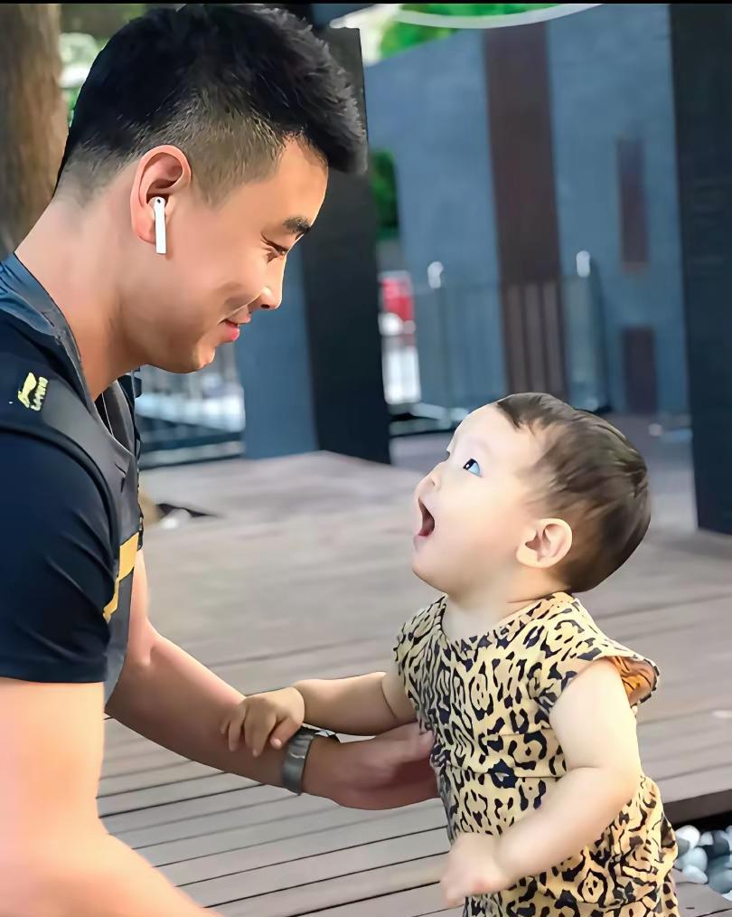 王皓和小儿子
享受难得的父子之情[比心]