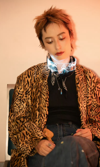 以前听她唱歌的时候觉得很治愈特别是狮子座挺好听，所以私联粉丝真的假的