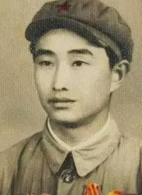 1943年，日军空袭时，八路军18岁战士宋岭春躲在草丛里，看着距离不到100米的