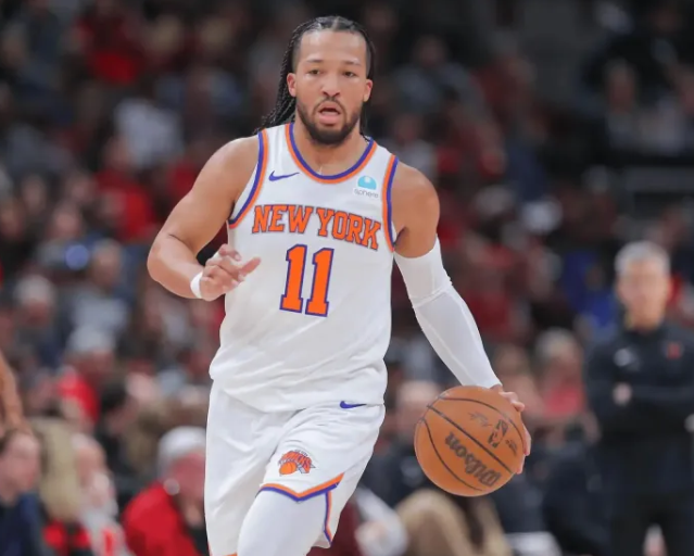 NBA常规赛，尼克斯134-98击败篮网。
赛后尼克斯球员杰伦-布伦森在接受记者