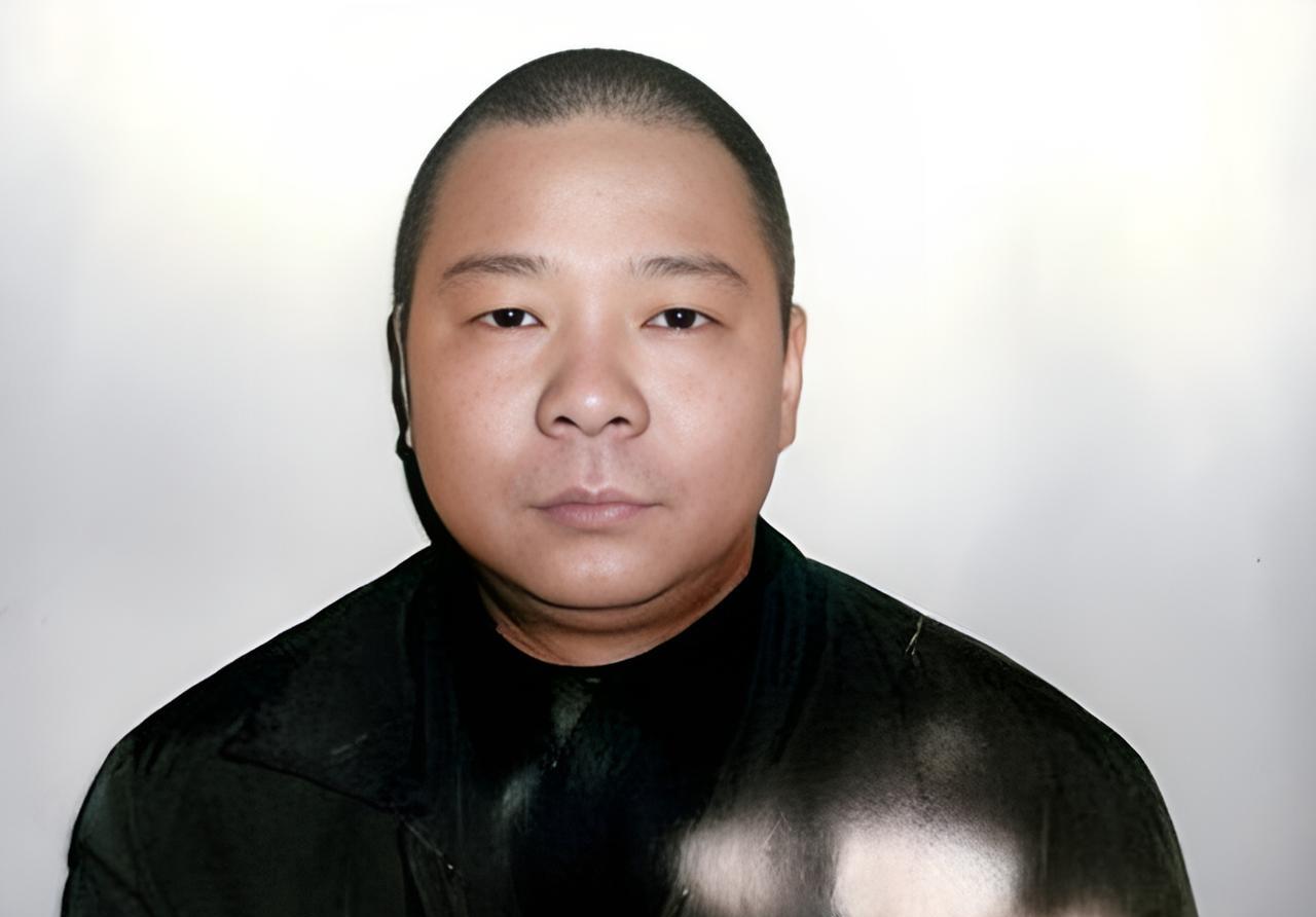 此人长相普通，看似没什么大本事，但他确是一名盗墓高手。许多国家一级与二级文物因他