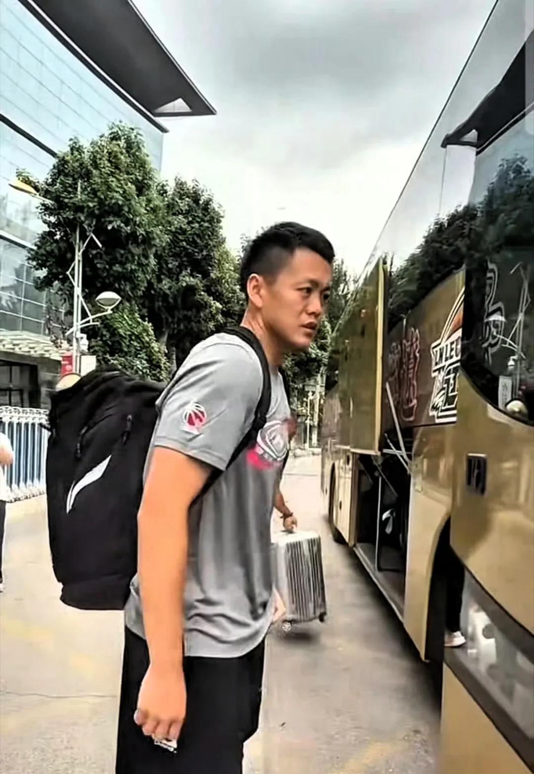 板上钉钉！姜宇星结束训练后，登上辽宁男篮大巴车，交易十拿九稳，张镇麟回到辽宁男篮