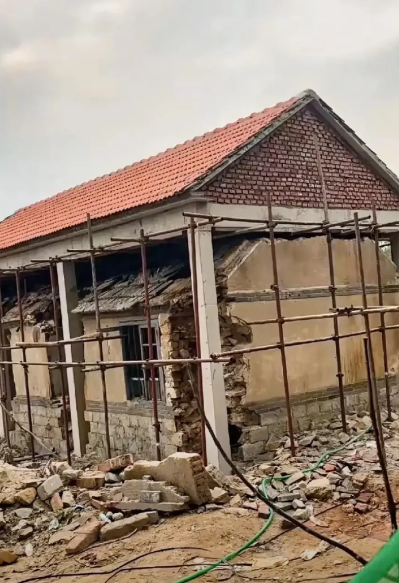 上有政策下有对策，老房子不许拆后重建，那么先搭建框架再拆除旧的部分、垒砌新的部分