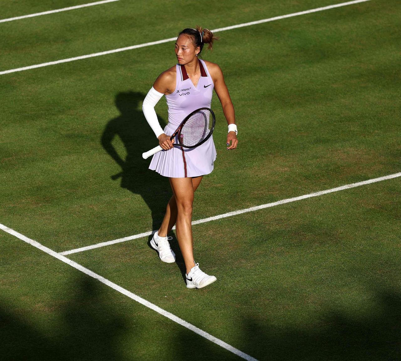 郑钦文首进草地赛四强
WTA500女王杯1/4决赛，头号种子郑钦文克服次盘0-3