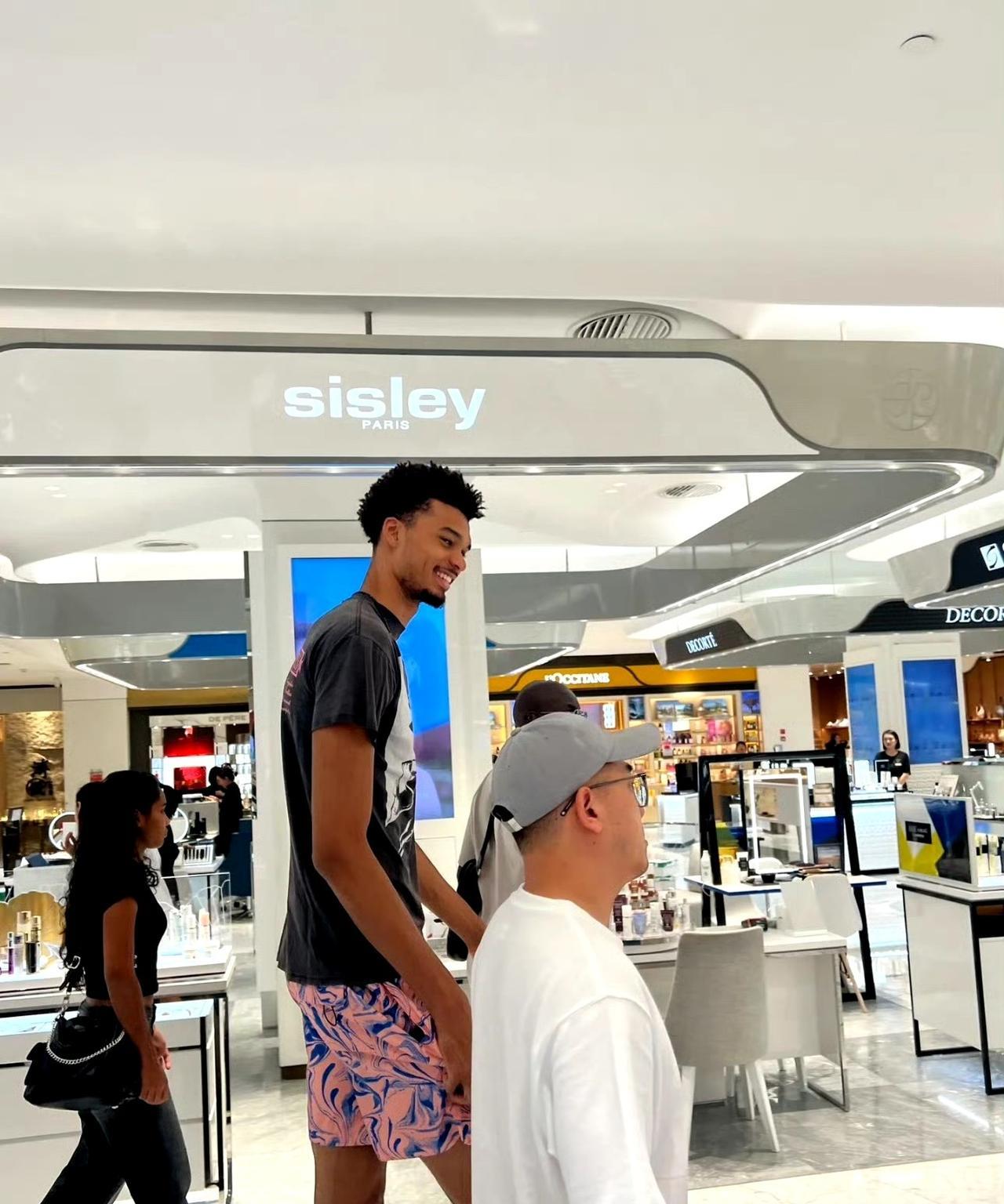 文班亚马也太低调了！
就在刚刚，北京有网友在社交媒体上晒出NBA马刺队球星文班亚